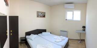 Хостелы Domino Yerevan Hostel and Tours Ереван Бюджетный двухместный номер с 2 отдельными кроватями-1