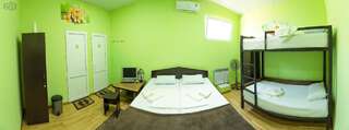 Хостелы Domino Yerevan Hostel and Tours Ереван Cемейный номер с собственной ванной комнатой-1