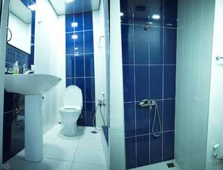 Хостелы Domino Yerevan Hostel and Tours Ереван Двухместный номер с 1 кроватью и собственной ванной комнатой-5