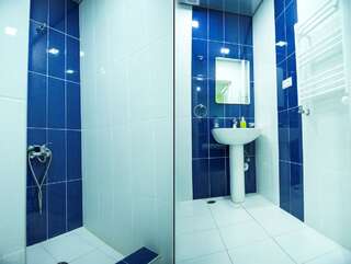 Хостелы Domino Yerevan Hostel and Tours Ереван Cемейный номер с собственной ванной комнатой-3
