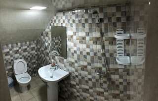 Хостелы Domino Yerevan Hostel and Tours Ереван Двухместный номер с 1 кроватью и собственной ванной комнатой-6
