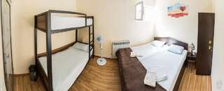 Хостелы Domino Yerevan Hostel and Tours Ереван Cемейный номер с собственной ванной комнатой-4