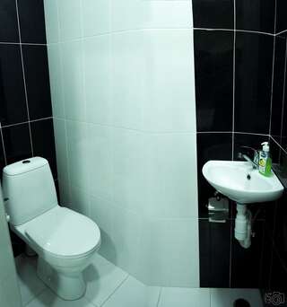 Хостелы Domino Yerevan Hostel and Tours Ереван Двухместный номер с 1 кроватью и собственной ванной комнатой-8