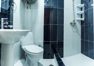Хостелы Domino Yerevan Hostel and Tours Ереван Двухместный номер с 1 кроватью и собственной ванной комнатой-9