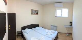 Хостелы Domino Yerevan Hostel and Tours Ереван Бюджетный двухместный номер с 2 отдельными кроватями-7