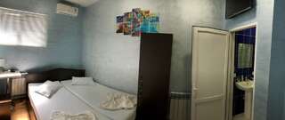 Хостелы Domino Yerevan Hostel and Tours Ереван Двухместный номер с 1 кроватью и собственной ванной комнатой-1