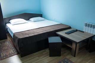 Хостелы Domino Yerevan Hostel and Tours Ереван Двухместный номер с 1 кроватью и собственной ванной комнатой-3